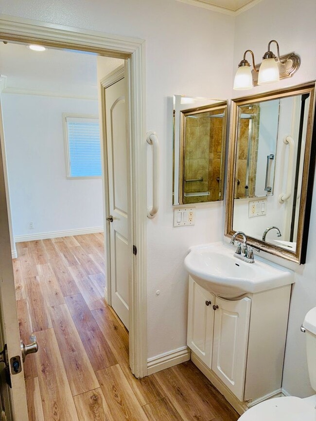 Building Photo - Turnkey Huntington Bay End Unit Near the Beach