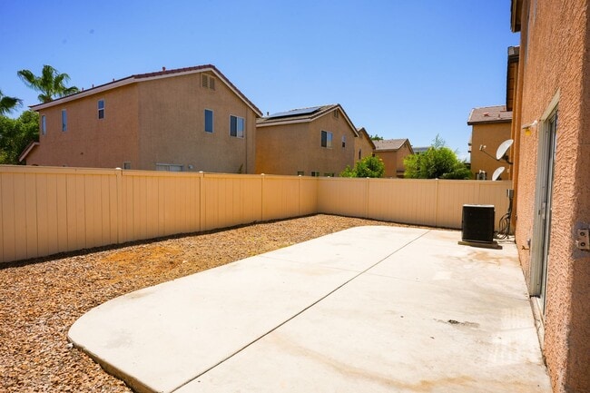 Building Photo - Well-Maintained 3 Bed, 2.5 Bath Home with Garage & Private Backyard