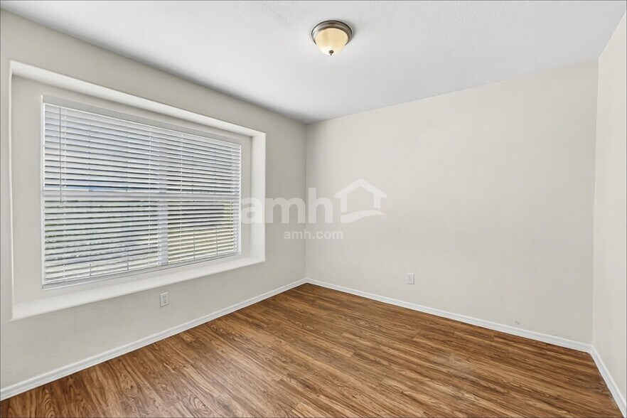 Building Photo - 12554 W Holly St