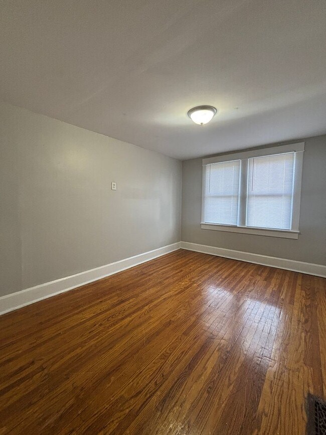 Building Photo - Charming & Updated Two-Story 2 Bedroom / 1...