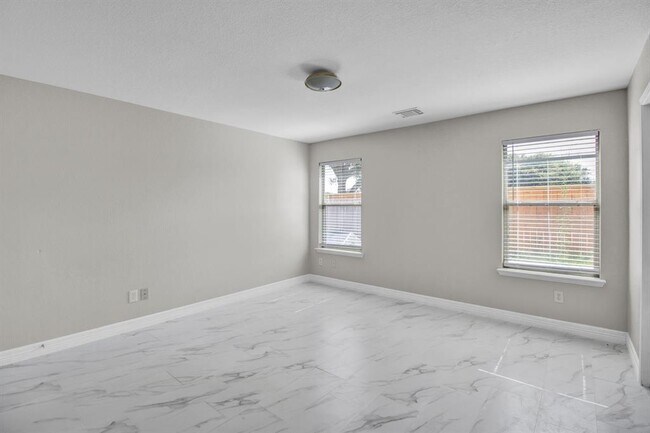 Building Photo - 8530 Village Hollow Ln