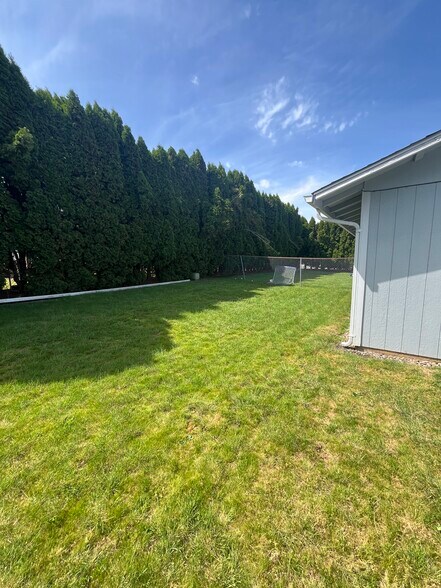 Building Photo - 415 SE Lacreole Dr