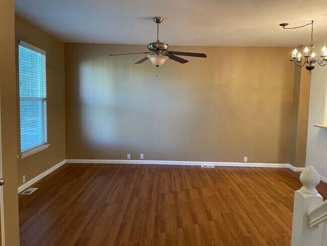 Building Photo - Cute 2bd, 2.5ba Townhome Across from Cotto...