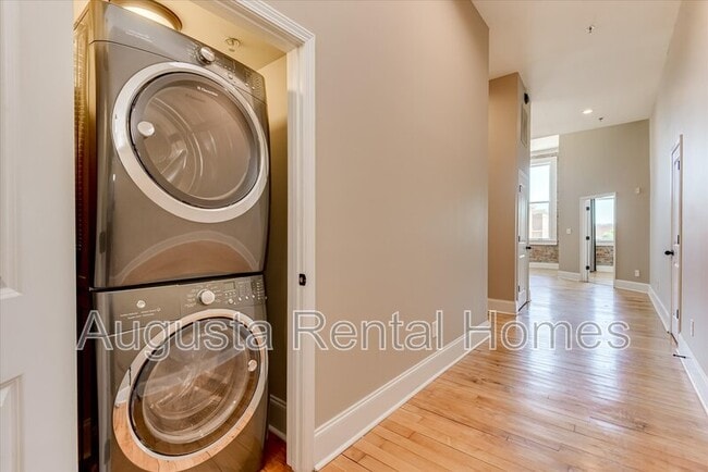 Building Photo - 936 Broad St