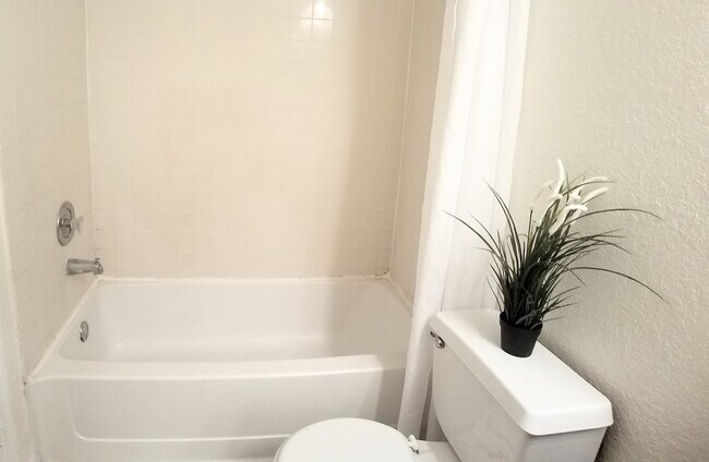 Building Photo - Beautiful Remodeled 2/1 Condo x Rent @ Villa Medici close to Theme Parks!