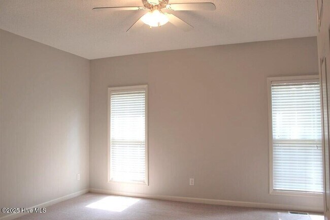 Building Photo - 929 Cardinal Pl