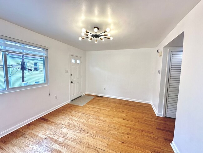 Building Photo - Modern 2 Bed/2 Bath in South Side Slopes - Off-Street Parking, First Floor Laundry - Available Now!