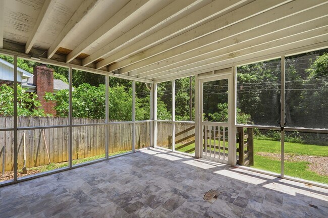 Building Photo - Move-in Ready 3 Bedroom Ranch Home in Eastway Park