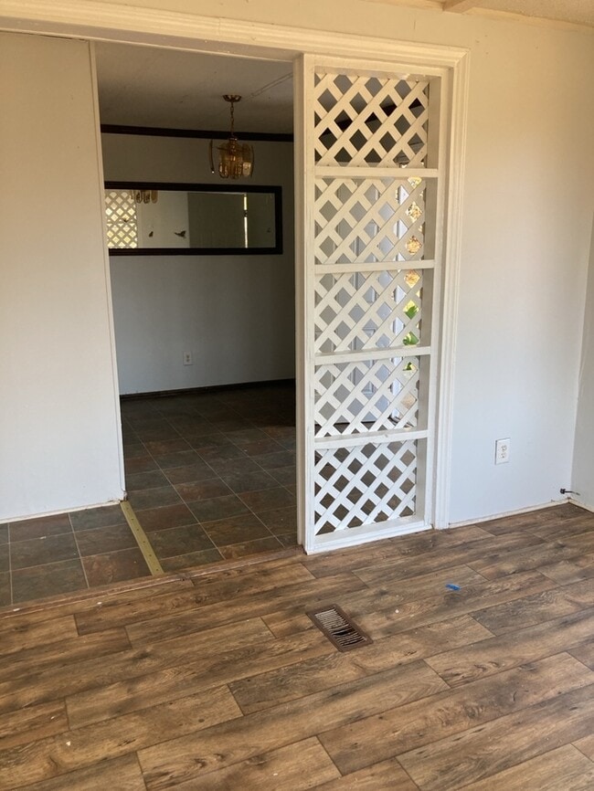Building Photo - 3 Bedroom 2 bathroom