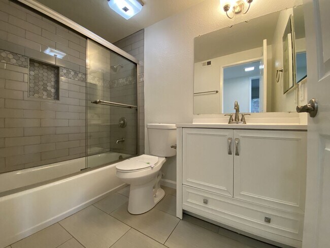 Building Photo - Spacious Home in La Costa with Nice View!!