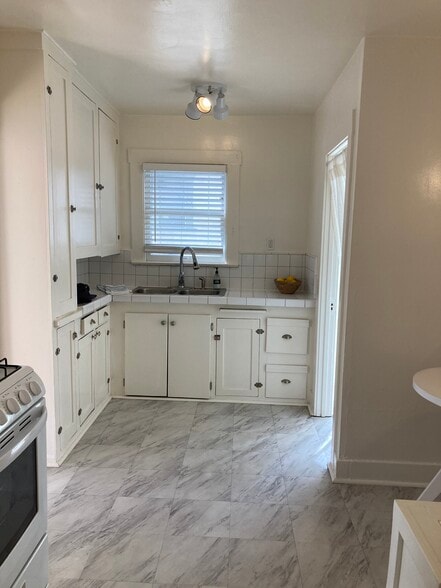 Building Photo - 129 S Broadway