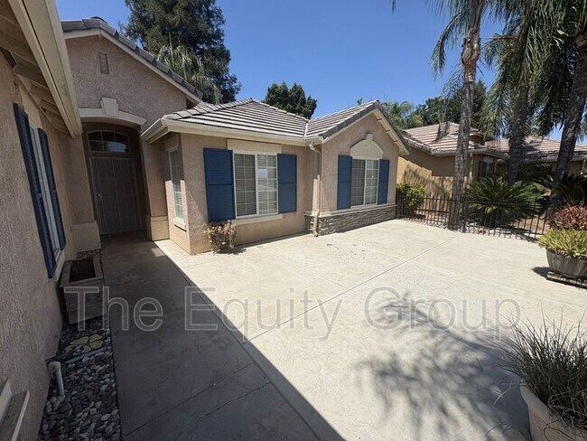 Building Photo - 2935 S Aspen St
