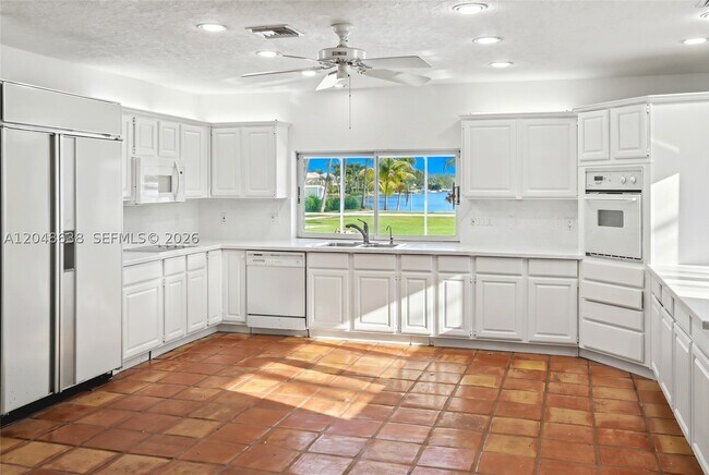 Building Photo - 14121 SW 97th Ave