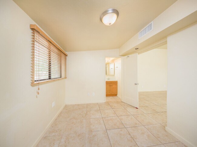 Building Photo - Great Central Location