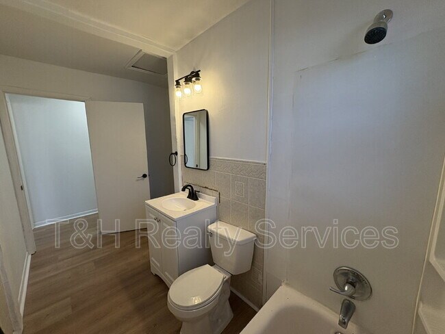 Building Photo - 1261 W 32nd St