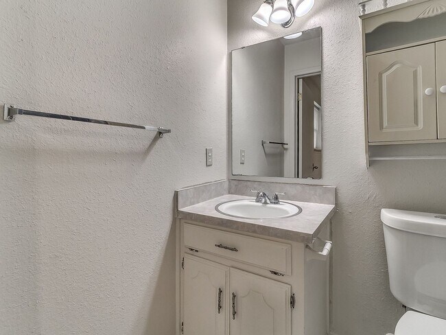 Building Photo - 2b 2ba in Piedmont Schools