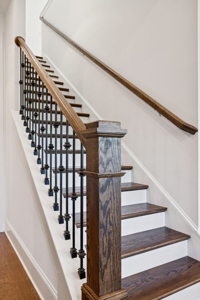 Building Photo - Luxurious living space *Fully furnished an...