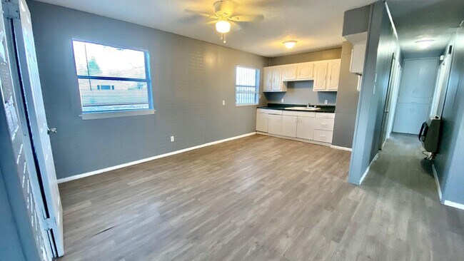 Building Photo - Handyman Special $0 First Month's Rent / “...