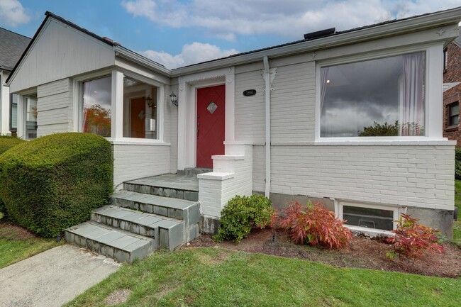 Primary Photo - Unique Laurelhurst 3 Bedrooms with 2 Bathr...