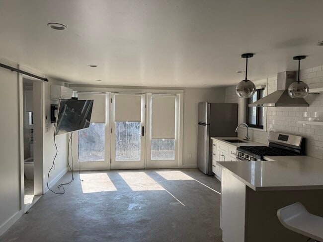 Building Photo - 1225 Stringer Ave