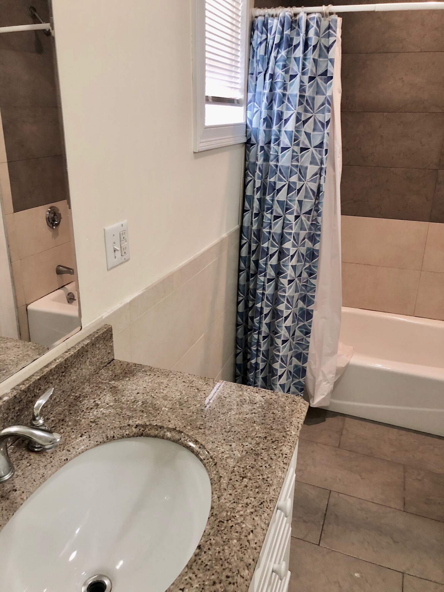 Building Photo - 14 Schiller St