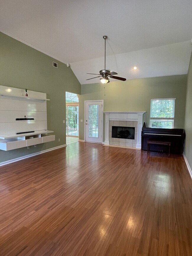 Building Photo - Rare Find in Henderson Golf Community!