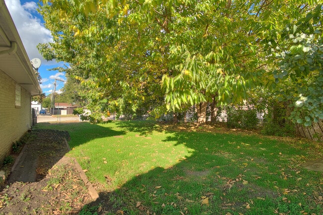 Building Photo - 10001 S Komensky Ave