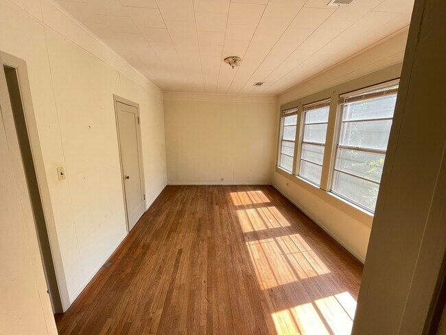 Building Photo - 109 Rowena St