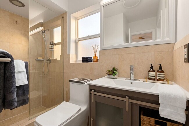 Building Photo - 5841 Bayview Dr