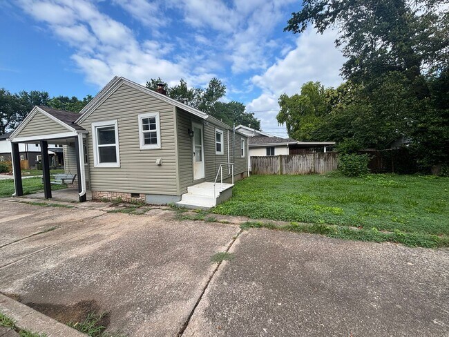 Building Photo - Beautiful 3 bedroom 2 bath in the Phelps g...
