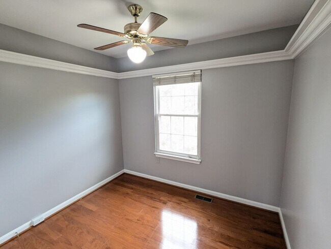 Building Photo - Beautifully maintained townhouse in Tuscar...