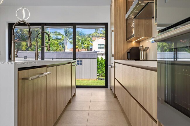 Building Photo - 1141 Hollywood Blvd