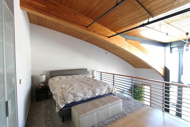 Building Photo - Rare Loft Style Condo, Huge Windows, High Ceilings, 1.5BR/2BA/3 Stories, Perfect Location!