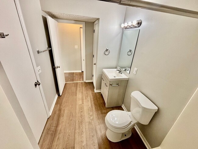 Building Photo - 2 Bedroom Condo off Alumni!