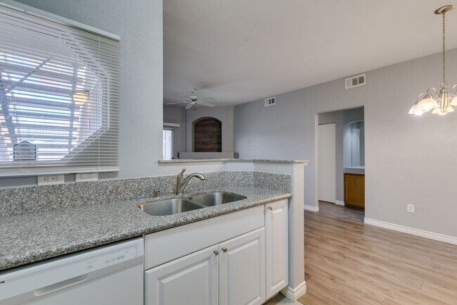 Building Photo - CUTE AND COZY 1 BEDROOM UNIT WITH TONS OF UPGRADES*COMMUNITY AMENITIES*