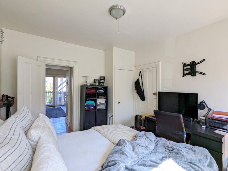 Building Photo - 8 Evergreen Sq