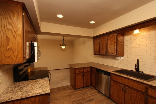 Building Photo - 4700 Hemlock Ln