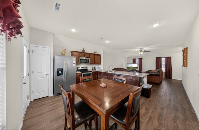 Building Photo - 8110 Dogwood Dr