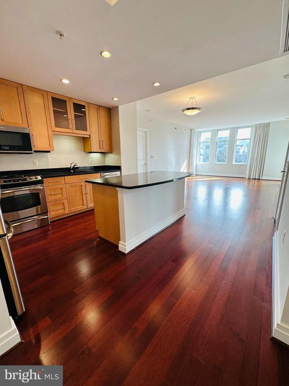 Building Photo - 8220 Crestwood Heights Dr