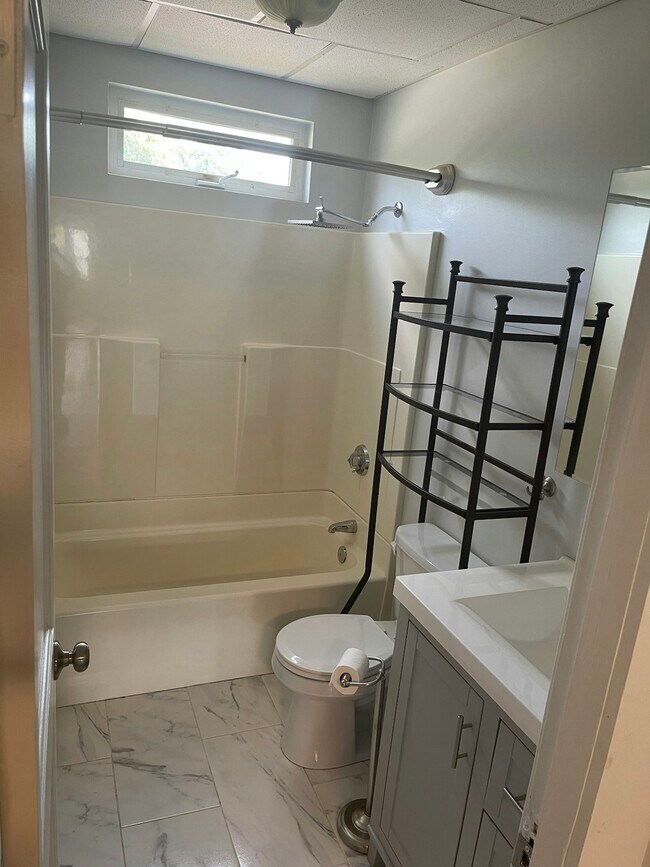 Building Photo - 325 Daggett Avenue, Unit 1