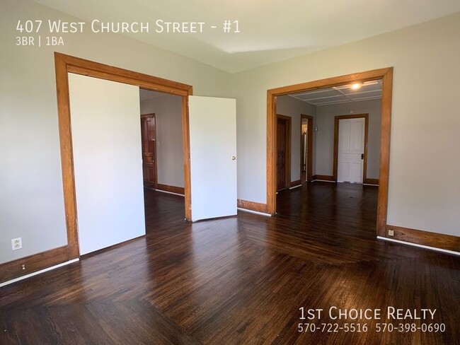 Building Photo - Beautiful remodeled 3 bedroom apartment!