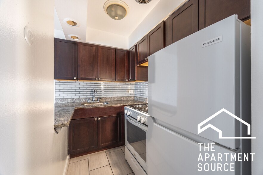 Building Photo - 6831 N Greenview Ave