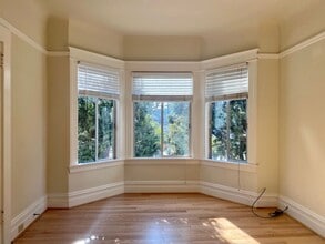 Building Photo - Renovated Top Floor 1BR/1BA. Dual-Pane Bay Windows. Backyard!