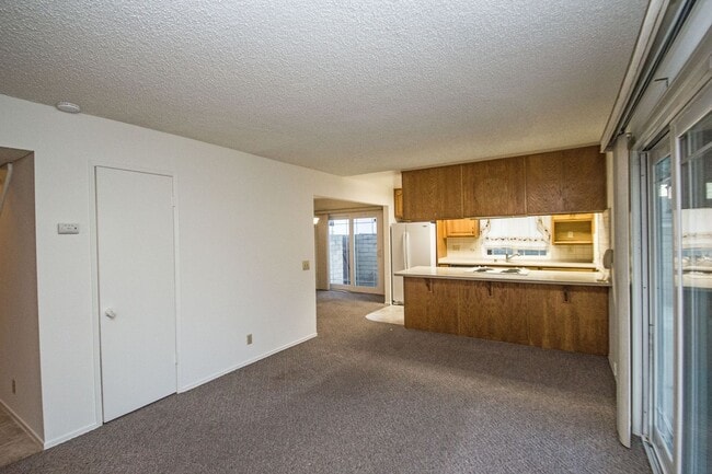 Building Photo - This lovely North Oxnard 4 bedroom 2 bath home with Vintage Oxnard Vides!!! COMING SOON