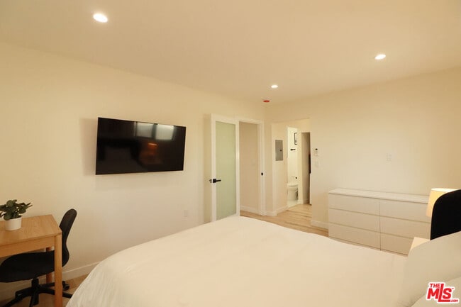 Building Photo - 918 N San Vicente Blvd