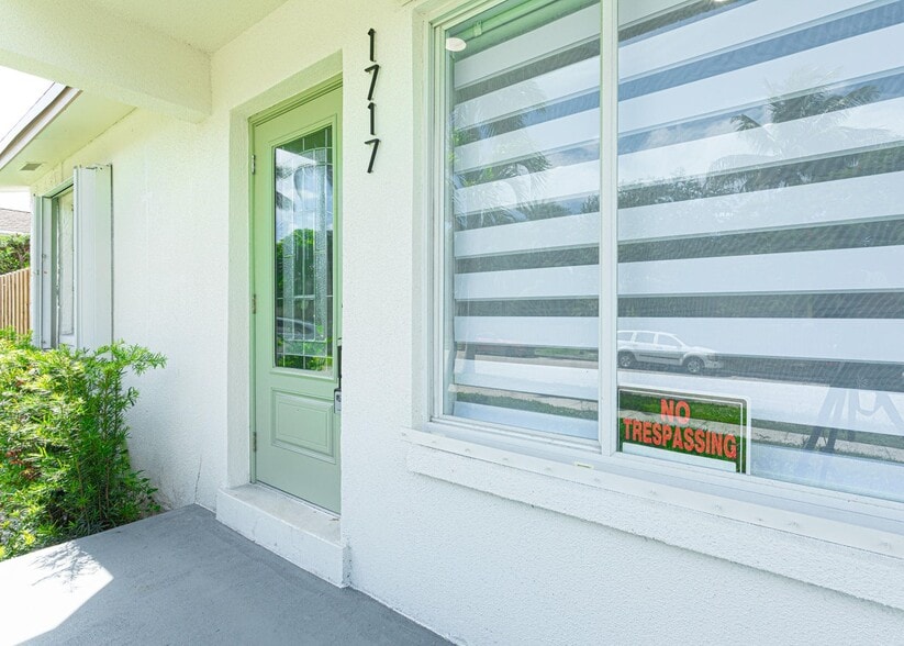 Building Photo - 1717 16th Ct N