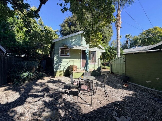 Building Photo - 251ivy