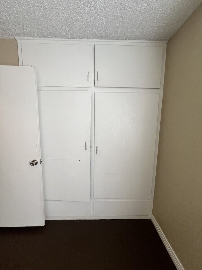Building Photo - "Charming 3-Bed Home at 609 West Nagel Ave...