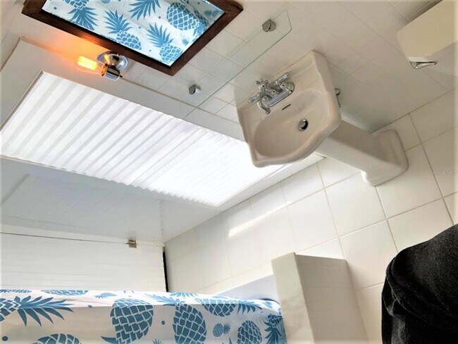 Building Photo - 835 Victoria Dr