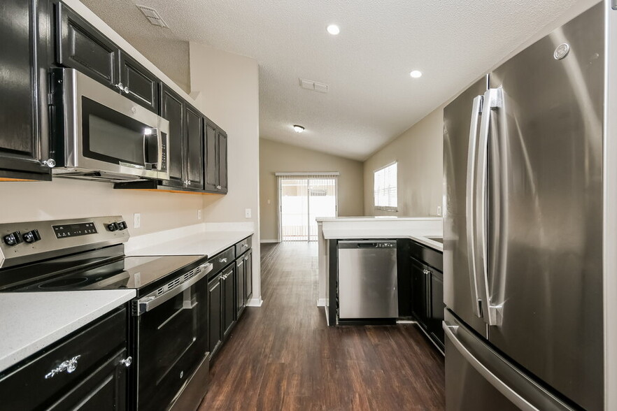 Building Photo - 2025 White Eagle St